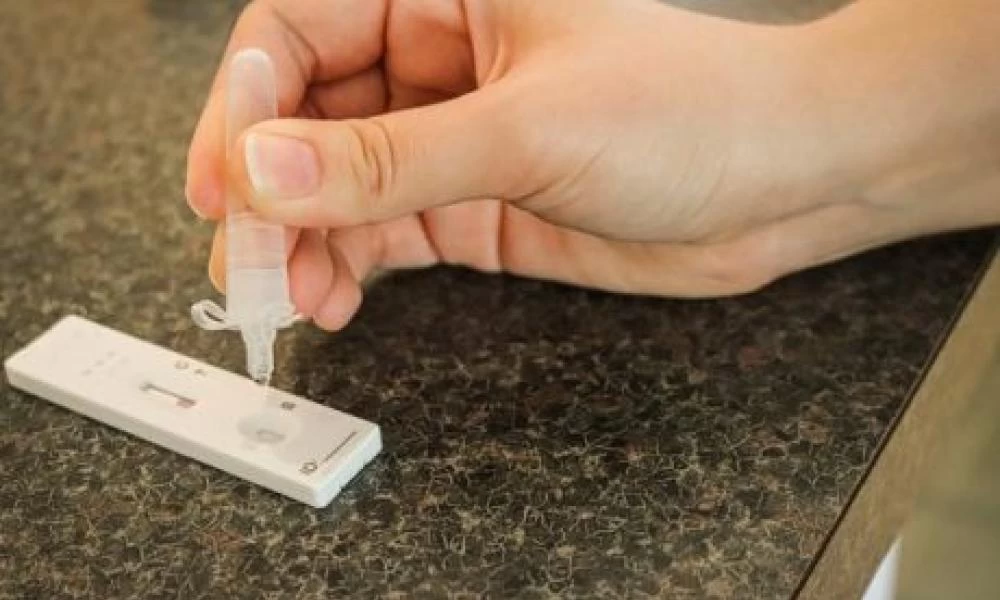 Γονέας αρνήθηκε να κάνει self-test και κατέθεσε αγωγή στη Διευθύντρια